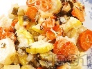 Рецепта Задушени зеленчуци - тиквички, картофи, моркови и зеле с кашкавал, масло, копър и чесън в тава на фурна